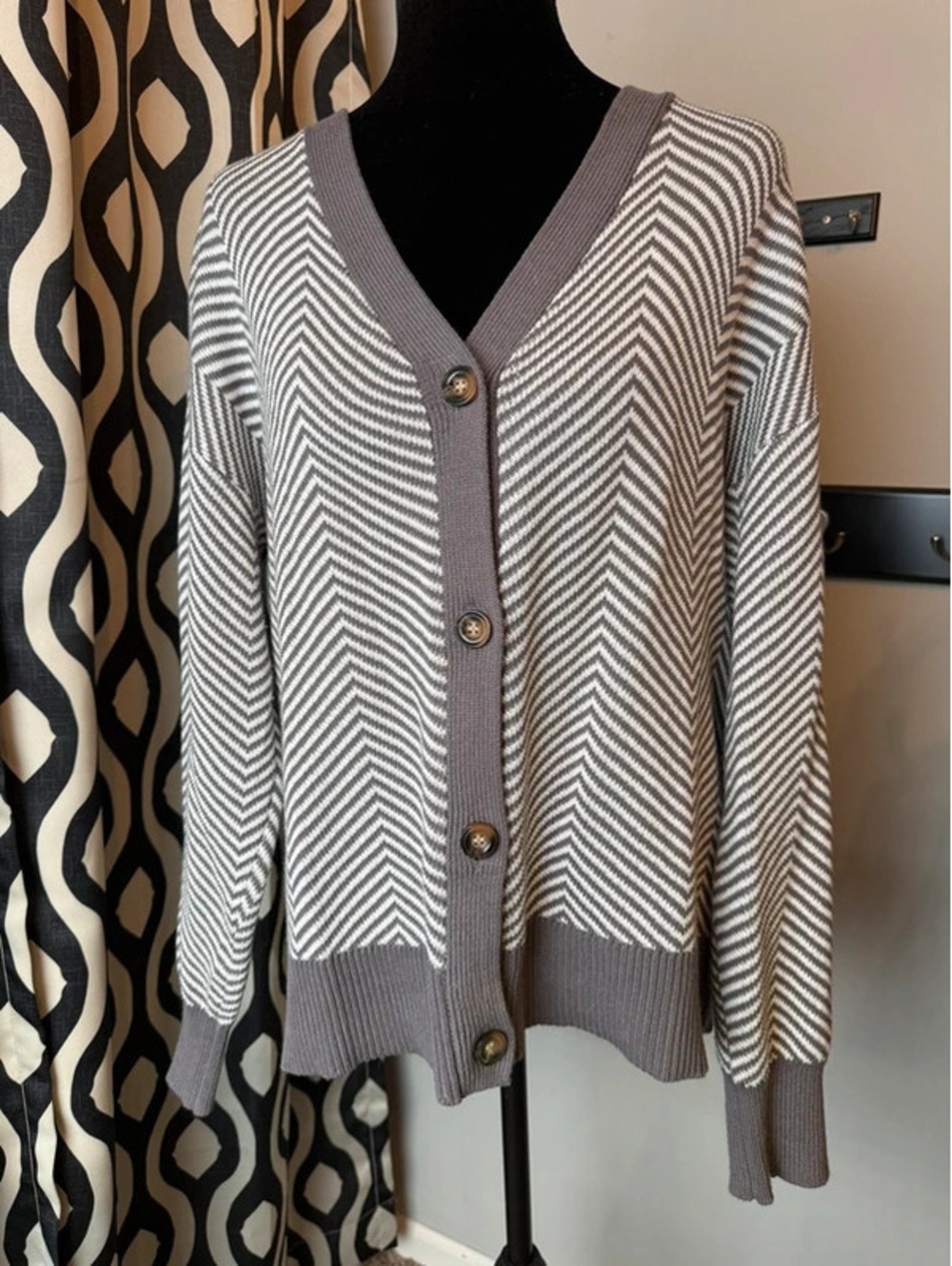 Dokotoo Women’s Medium Gray & White Chevron Knit Button Cardigan